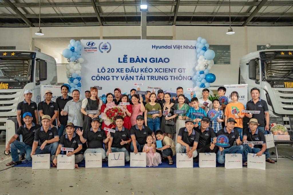 chụp hình lưu niệm tại lễ bàn giao xe