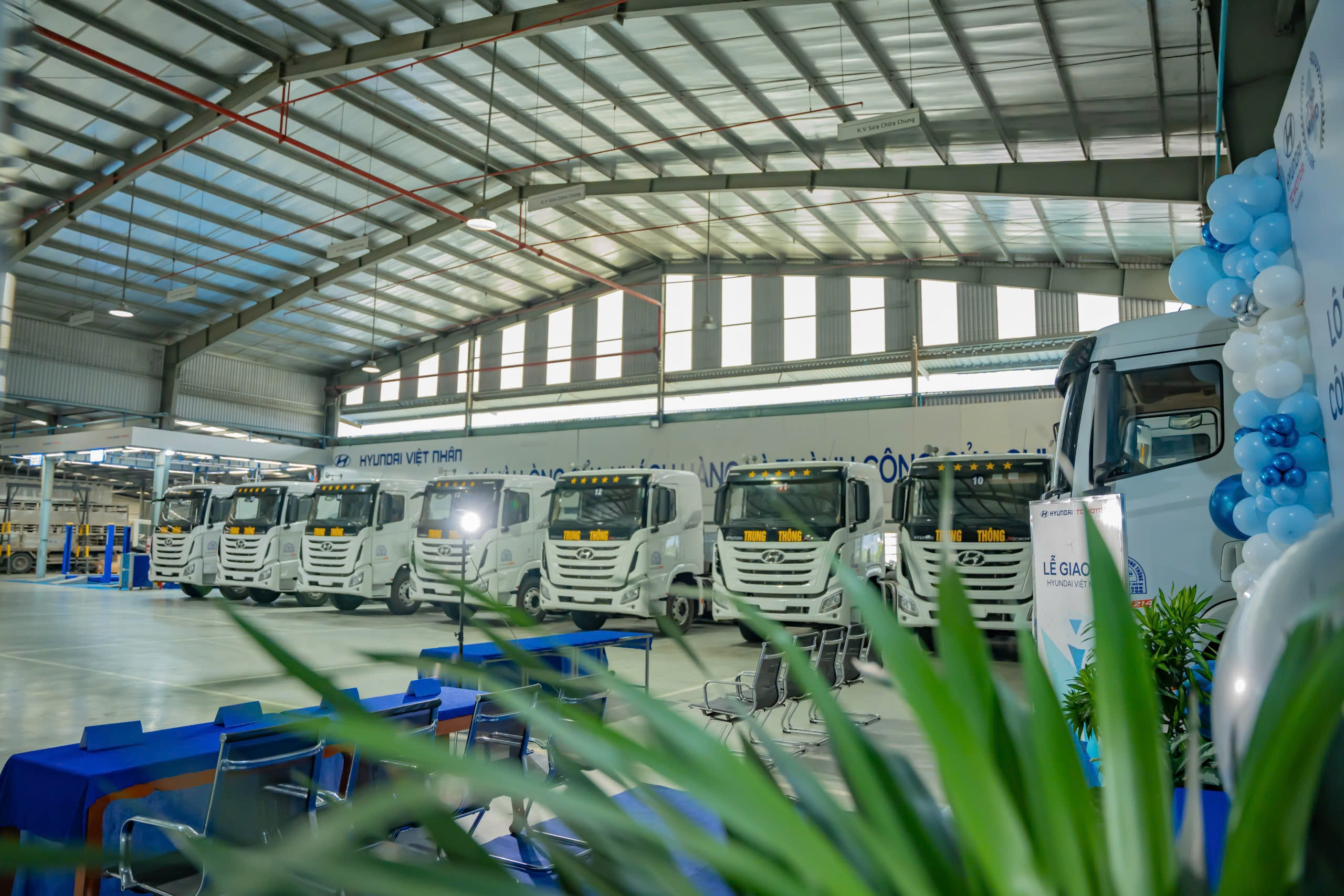 lễ bàn giao lô xe xcient