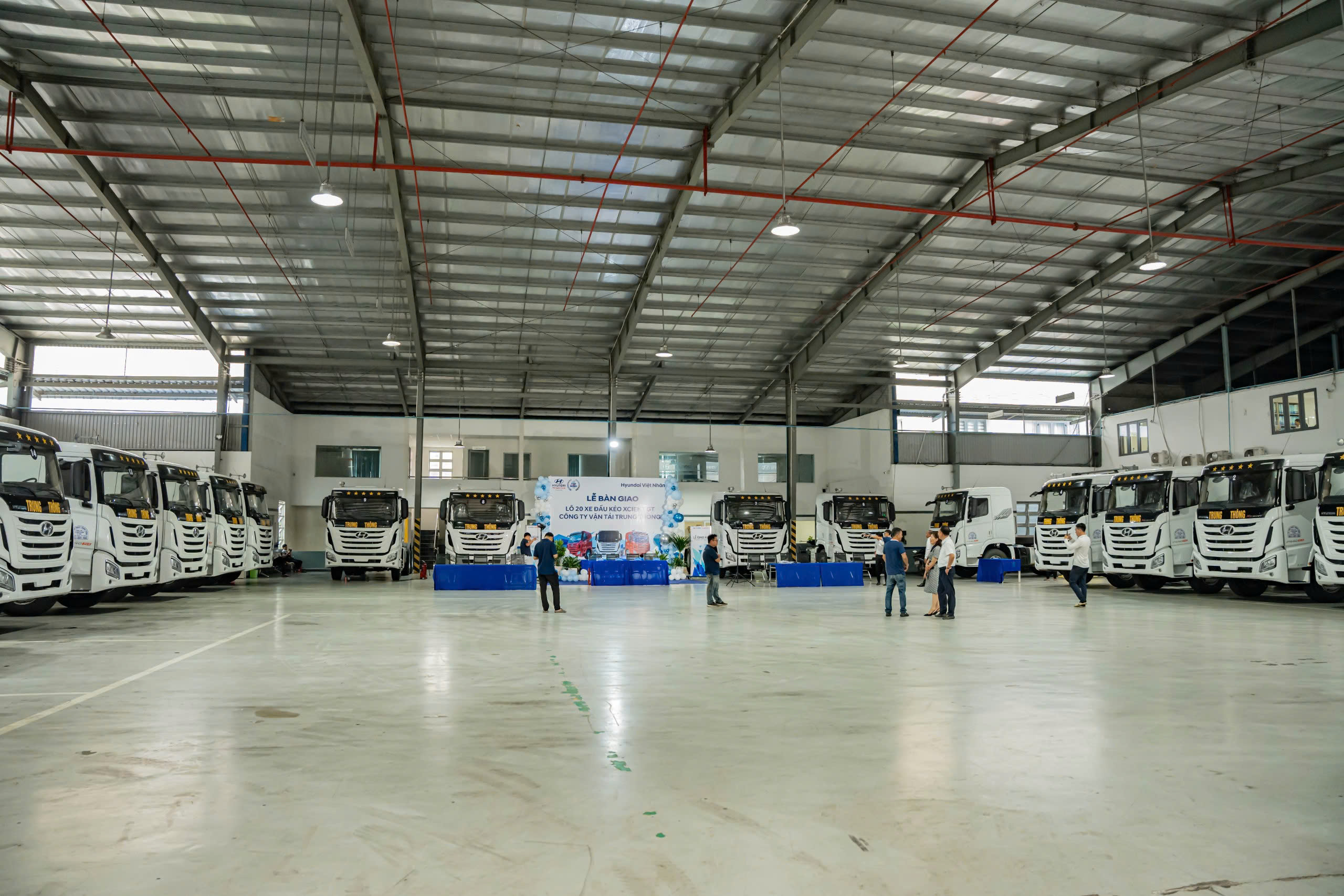 lễ bàn giao xe xcient