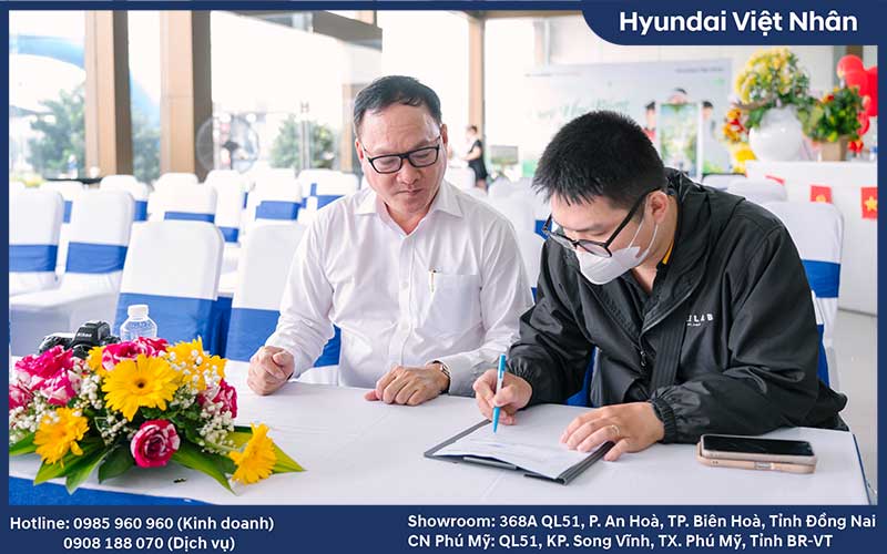 Khách hàng ký hợp đồng ngay tại sự kiện