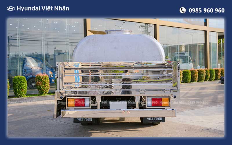 Phần đuôi xe thùng lửng gắn xitec