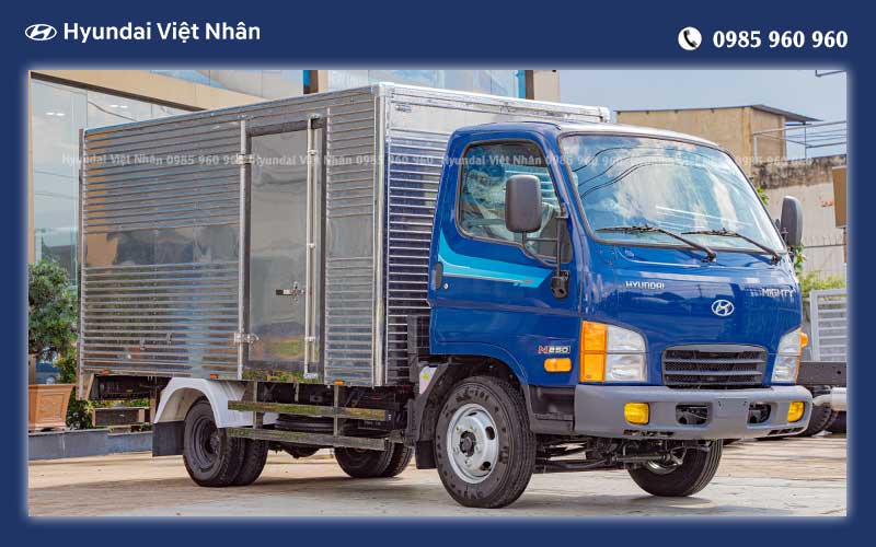 Xe tải nhỏ thùng kín chở hàng mùa Tết