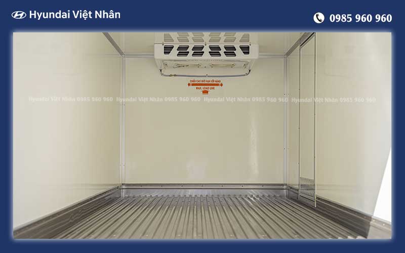 Xe tải thùng đông lạnh chạy hàng trong phố