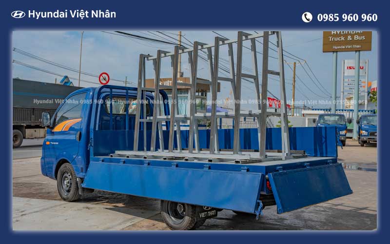 Xe thùng lửng gắn kệ chữ A chở kính, đá hoa cương