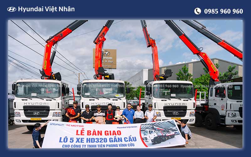 Bàn giao 5 xe tải Hyundai HD320 gắn cẩu
