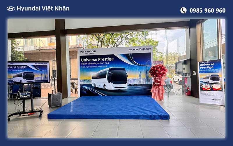 Khu vực sân khấu sự kiện giới thiệu Hyundai Uiverse Prestige